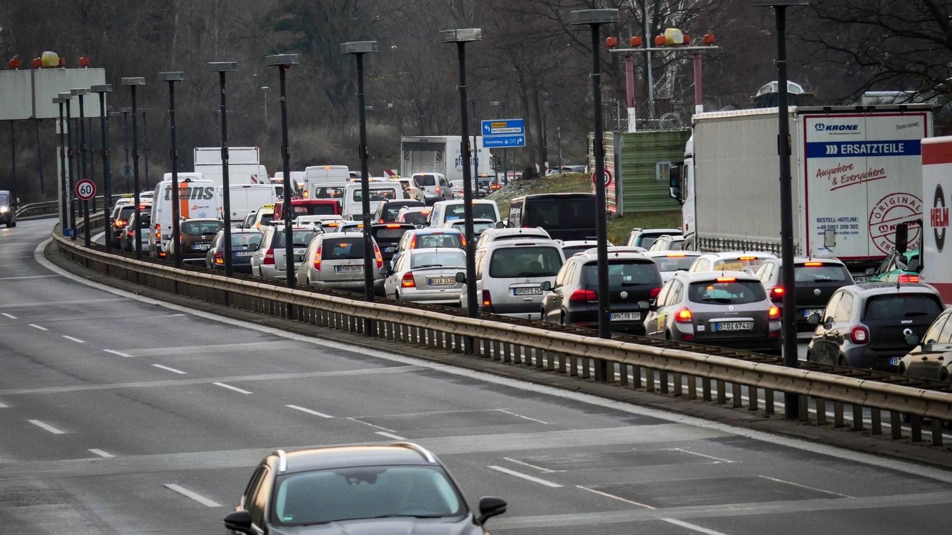 Stau im Berufsverkehr auf der Stadtautobahn Autobahn A 111. Stau im Berufsverkehr auf der Stadtautobahn Autobahn A 111.