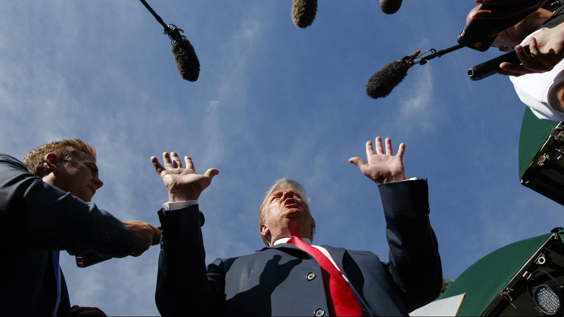 Donald Trump, Präsident der USA beantwortet die Fragen der Journalisten vor dem Weißen Haus.