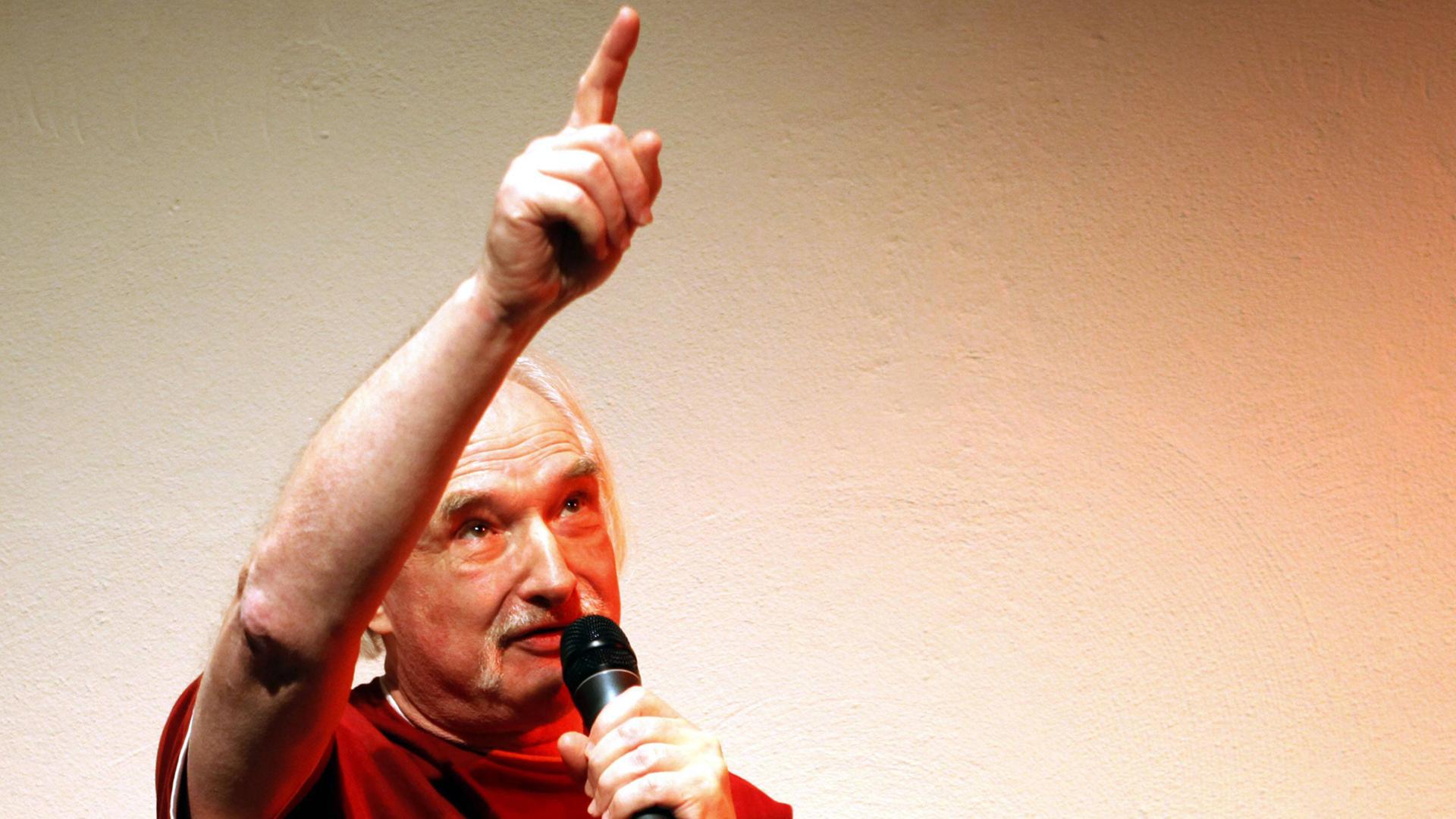 Holger Czukay, aufgenommen bei einem Konzert auf dem Berliner Pfefferberg im Jahr 2009 Holger Czukay, aufgenommen bei einem Konzert auf dem Berliner Pfefferberg im Jahr 2009