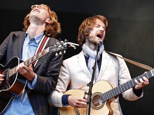 Die beiden Musiker des Duos Kings of Convenience mit Gitarre auf der Bühne.