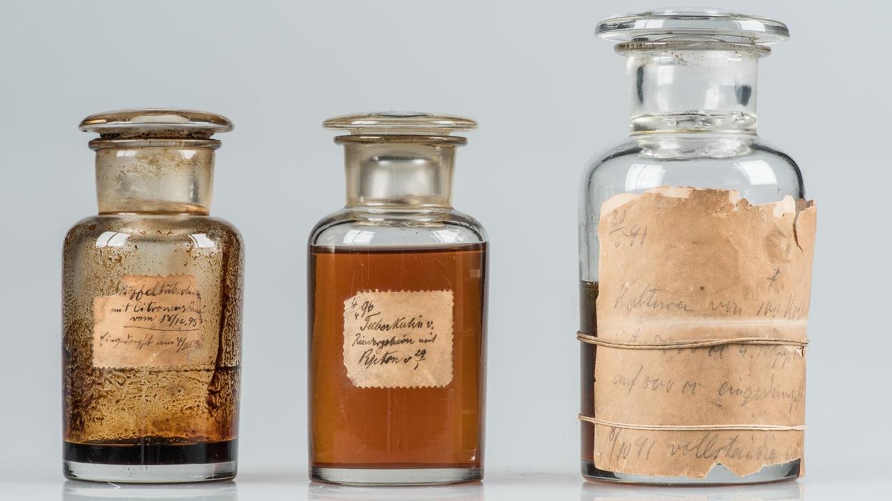 Glasflaschen mit dem von Robert Koch entwickelten und mit hohen Gewinnerwartungen propagierten Mittel "Tuberkulin". Wie sich bald herausstellte, war die Substanz wirkungslos und für die Patienten hoch gefährlich. Glasflaschen mit dem von Robert Koch entwickelten und mit hohen Gewinnerwartungen propagierten Mittel "Tuberkulin". Wie sich bald herausstellte, war die Substanz wirkungslos und für die Patienten hoch gefährlich.