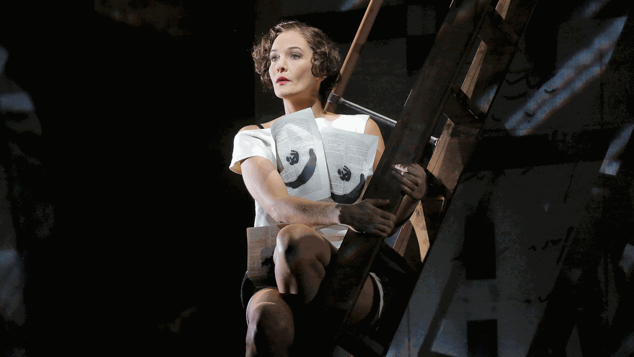 Marlis Petersen als "Lulu" in Alban Bergs gleichnamiger Oper an der Metropolitan Opera New York Marlis Petersen als "Lulu" in Alban Bergs gleichnamiger Oper an der Metropolitan Opera New York