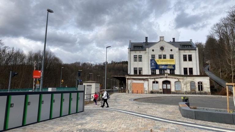 Am Bahnhofsgebäude Annaberg-Buchholz hängt ein Plakat mit der Aufschrift "Der Campus kommt." Am Bahnhofsgebäude Annaberg-Buchholz hängt ein Plakat mit der Aufschrift "Der Campus kommt."
