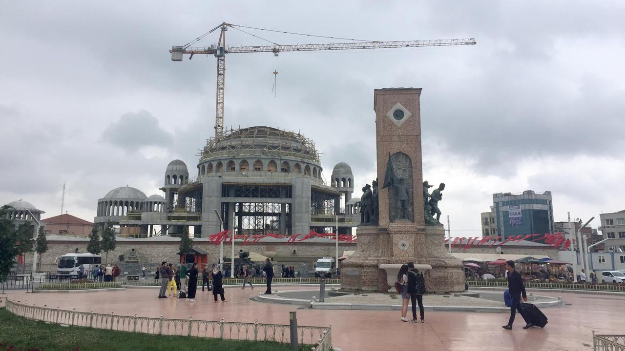 An der Moschee auf dem Taksim-Platz neben dem Gezi-Park wird gebaut. Vor fünf Jahren wollten Aktivisten in Istanbul ein Bauprojekt verhindern. Sie besetzten den Gezi-Park. Es war der Beginn von landesweiten Demonstrationen gegen Erdogan. An der Moschee auf dem Taksim-Platz neben dem Gezi-Park wird gebaut. Vor fünf Jahren wollten Aktivisten in Istanbul ein Bauprojekt verhindern. Sie besetzten den Gezi-Park. Es war der Beginn von landesweiten Demonstrationen gegen Erdogan.