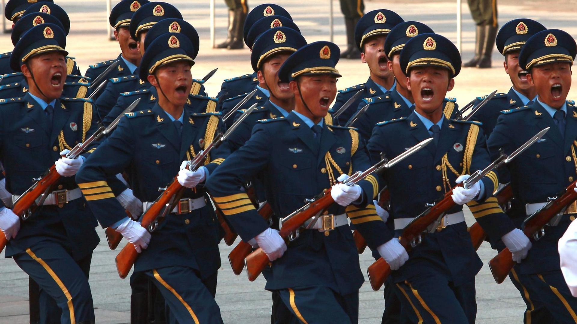 Ehrenformation chinesischer Soldaten in Peking Ehrenformation chinesischer Soldaten in Peking