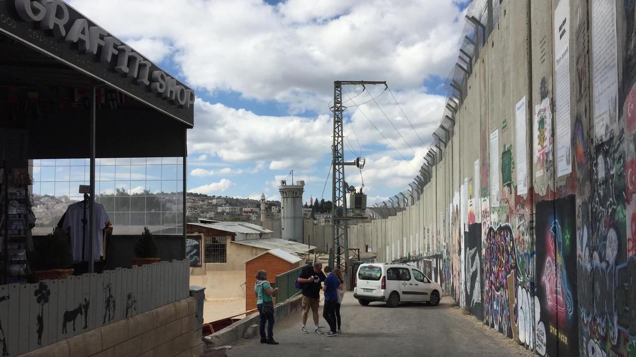 Eine knapp zwölf Kilometer lange Mauer hat Israel in Beit Jala gebaut. Sie ist voller Graffitis Eine knapp zwölf Kilometer lange Mauer hat Israel in Beit Jala gebaut. Sie ist voller Graffitis