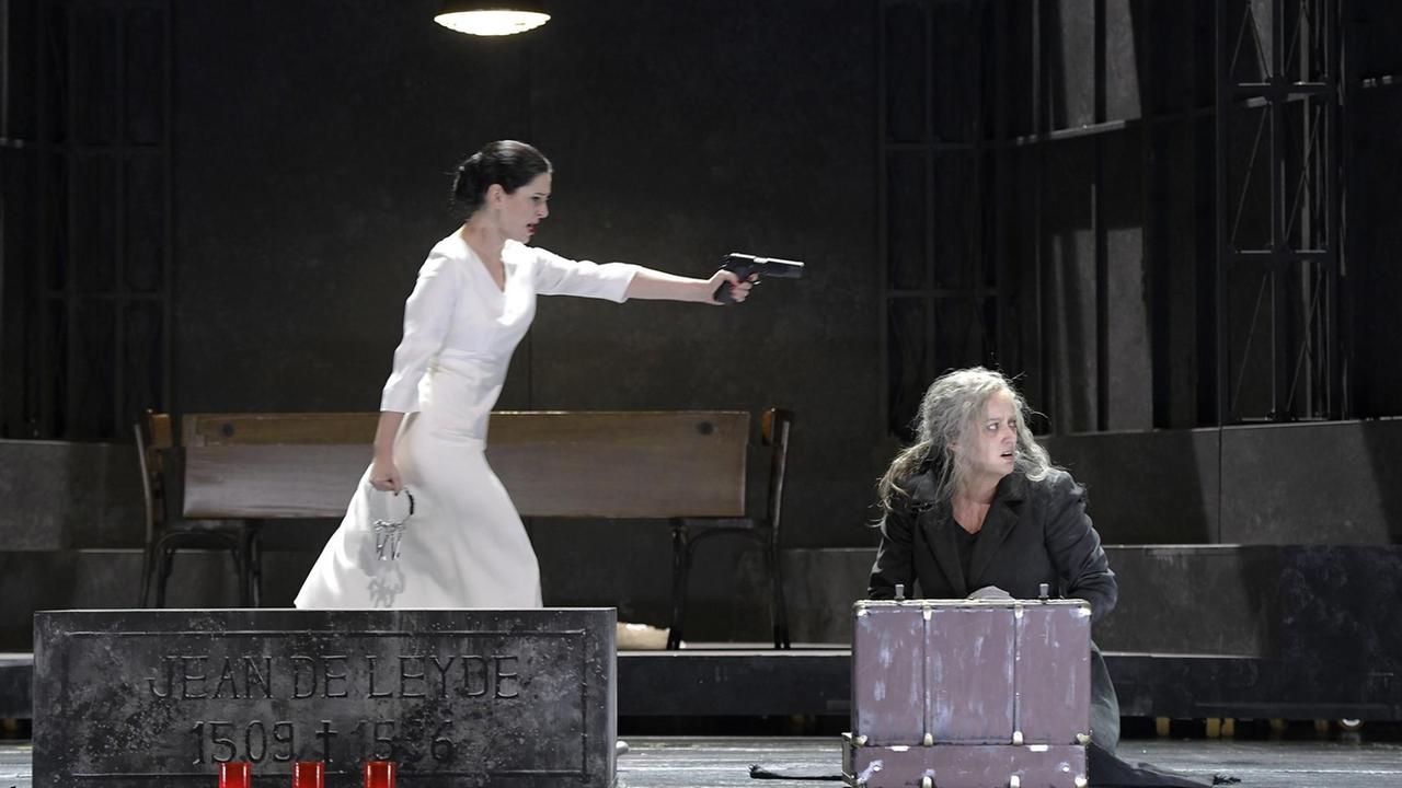 Szene aus "Le Prophète" von Giacomo Meyerbeer in der Deutschen Oper in Berlin. Szene aus "Le Prophète" von Giacomo Meyerbeer in der Deutschen Oper in Berlin.