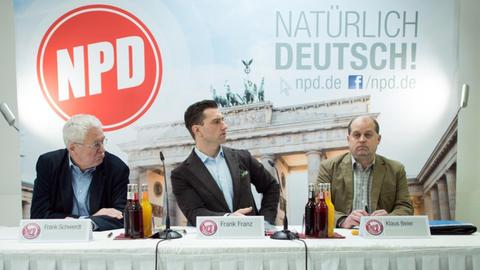 Frank Schwerdt (von links nach rechts), stellvertretender NPD-Bundesvorsitzender, Frank Franz, Bundesvorsitzender, und Klaus Beier, Bundesgeschäftsführer auf einer Pressekonferenz zum NPD-Verbotsverfahren.