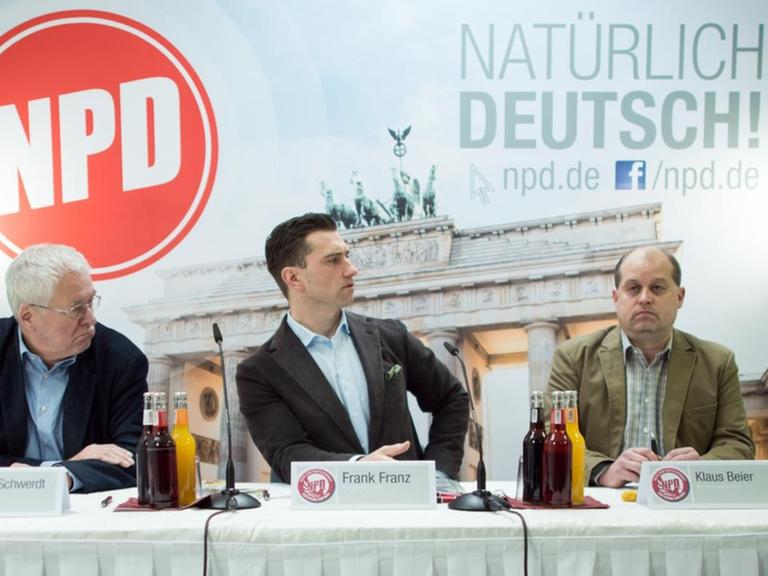 Frank Schwerdt (von links nach rechts), stellvertretender NPD-Bundesvorsitzender, Frank Franz, Bundesvorsitzender, und Klaus Beier, Bundesgeschäftsführer auf einer Pressekonferenz zum NPD-Verbotsverfahren.