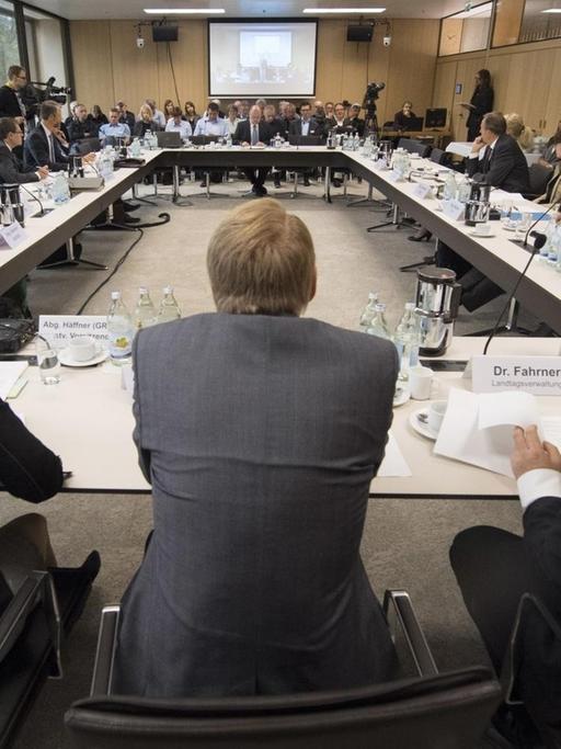 Das Bild zeigt den runden Tisch mit den Ausschussmitgliedern in einem Konferenzraum.