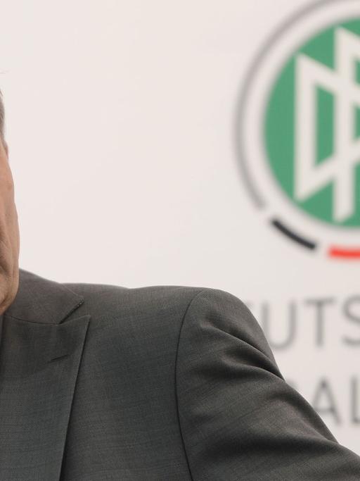 Wolfgang Niersbach, Präsident des Deutschen Fußball-Bundes (DFB), spricht auf einer Pressekonferenz in Danzig.