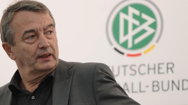 Wolfgang Niersbach, Präsident des Deutschen Fußball-Bundes (DFB), spricht auf einer Pressekonferenz in Danzig.
