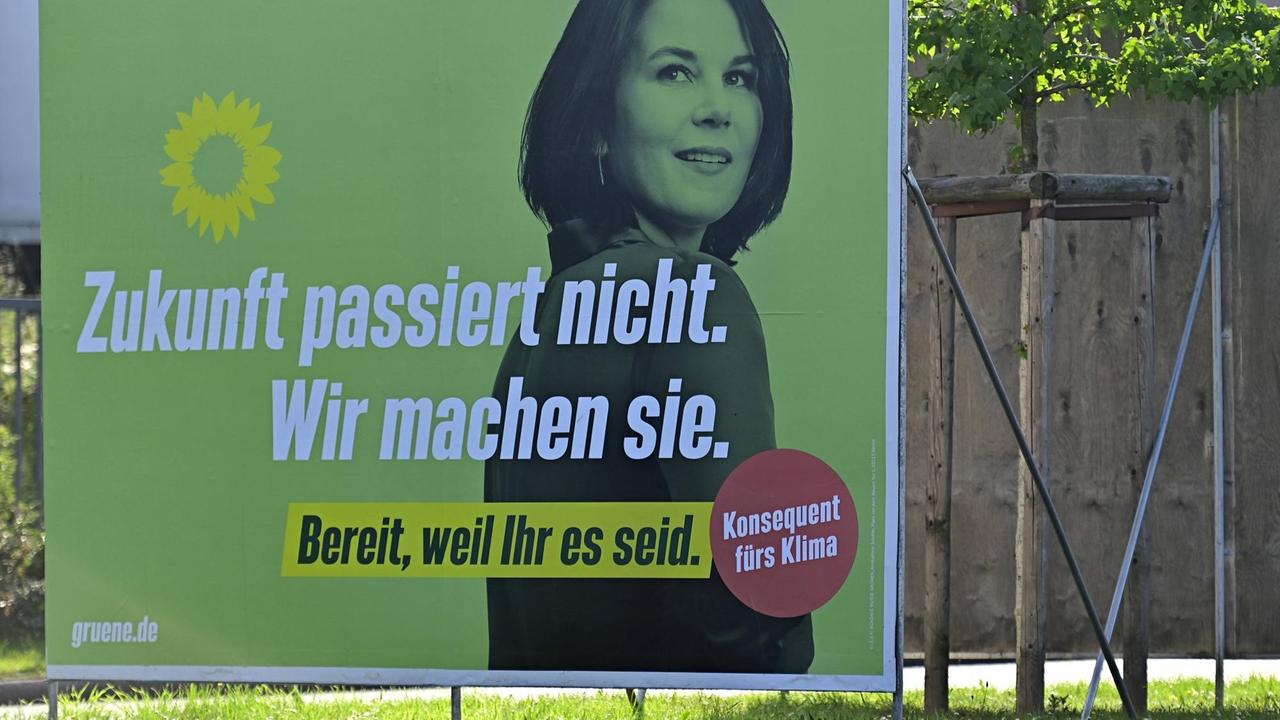 Ein Plakat der Grünen mit Annalena Baerbock und mit der Aufschrift „Zukunft passiert nicht. Wir machen sie.“ Ein Plakat der Grünen mit Annalena Baerbock und mit der Aufschrift „Zukunft passiert nicht. Wir machen sie.“