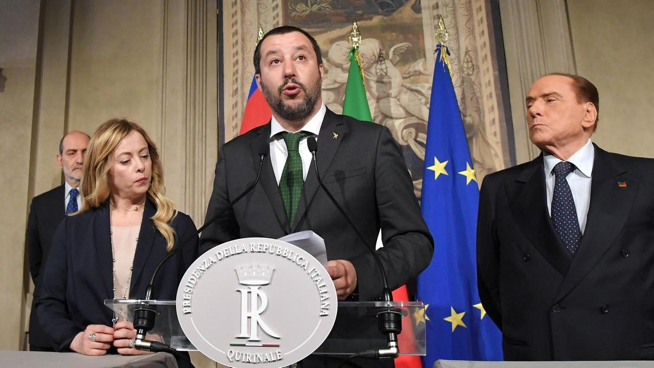 Giorgia Meloni, Vorsitzende der Partei Fratelli d'Italia, Lega-Chef Matteo Salvini und Silvio Berlusconi von der Forza Italia bei einer Pressekonferenz in Rom Giorgia Meloni, Vorsitzende der Partei Fratelli d'Italia, Lega-Chef Matteo Salvini und Silvio Berlusconi von der Forza Italia bei einer Pressekonferenz in Rom