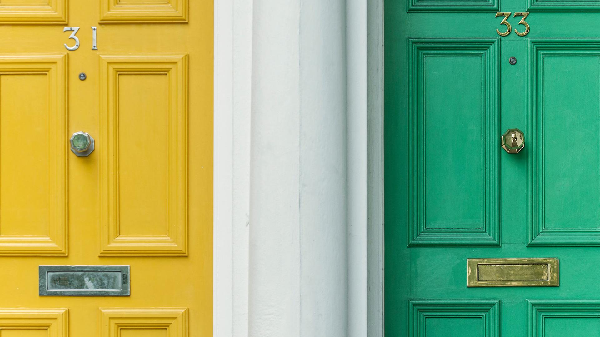 Eine grüne und eine gelbe Wohnungstür Eine grüne und eine gelbe Wohnungstür