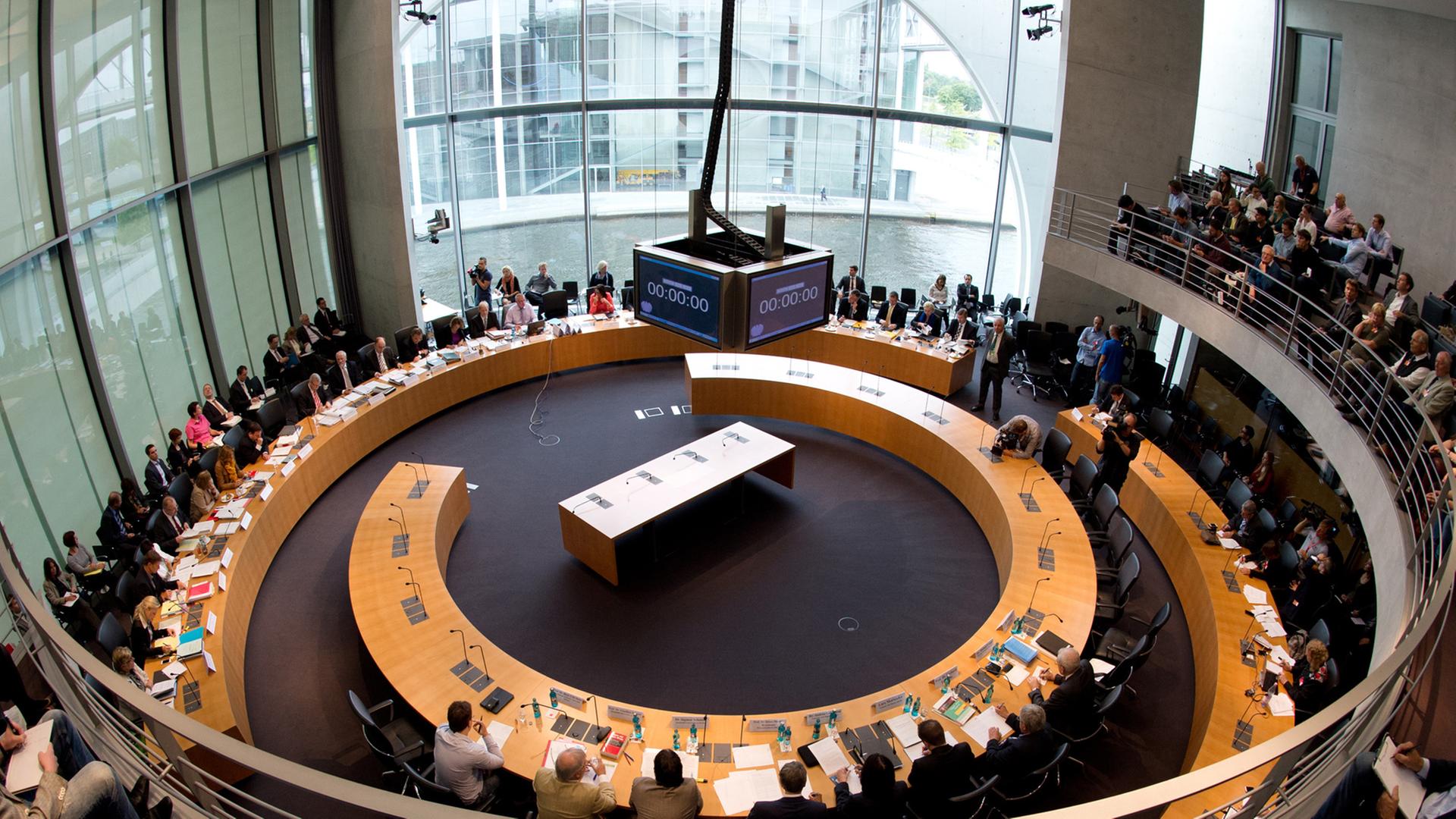 Zu einer Sondersitzung ist am 02.09.2013 im Marie-Elisabeth- Lüders-Haus in Berlin der Sportausschuss zusammen gekommen. Zu einer Sondersitzung ist am 02.09.2013 im Marie-Elisabeth- Lüders-Haus in Berlin der Sportausschuss zusammen gekommen.