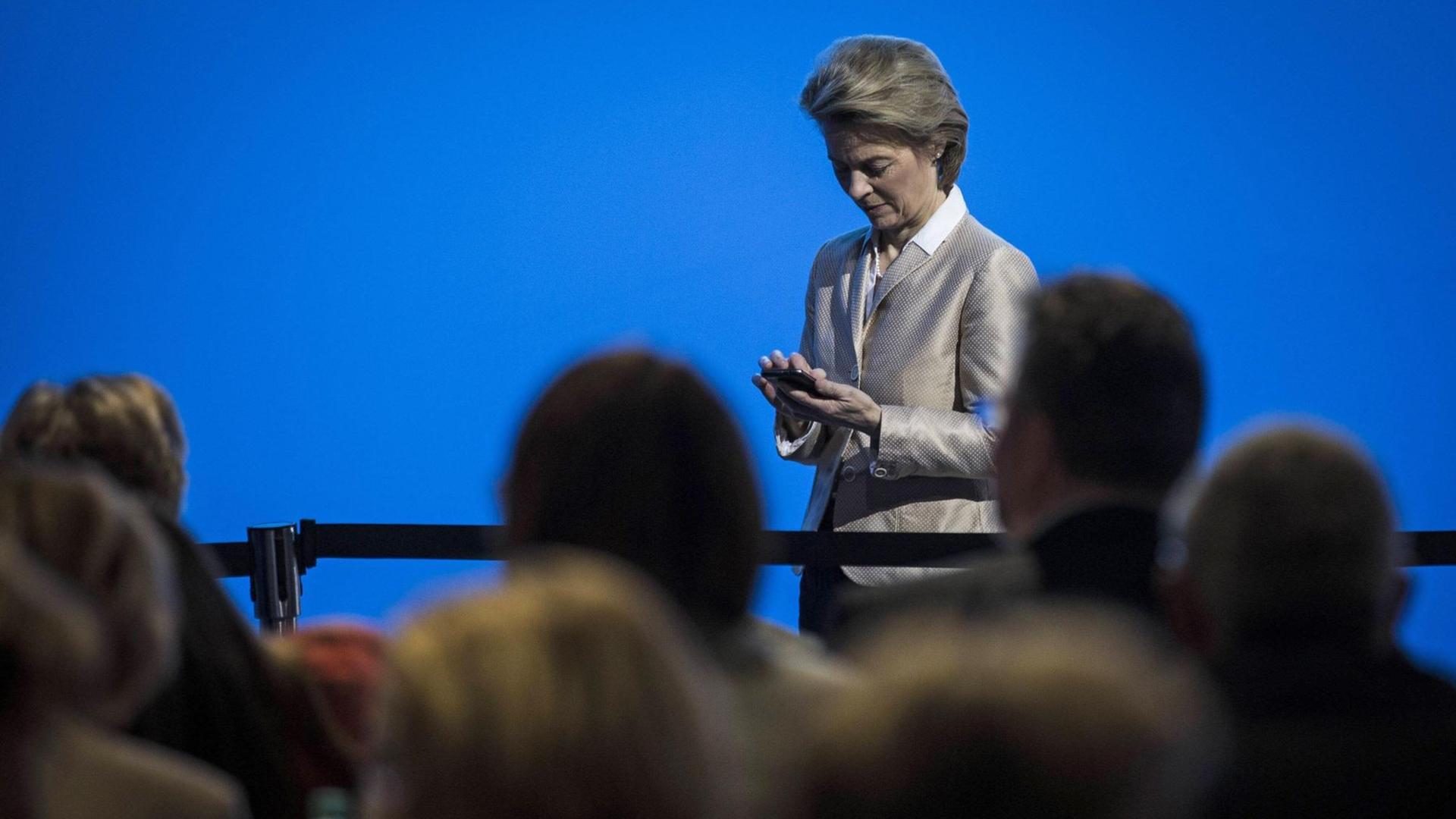 Die ehemalige Bundesverteidigungsministerin Ursula von der Leyen tippt auf ihrem Smartphone, im Rahmen des 30. Parteitags der CDU in Berlin.