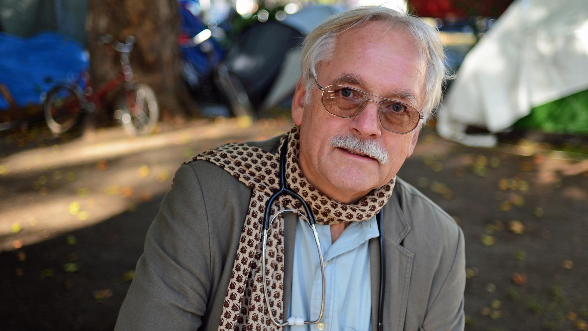 Der Arzt Peter Hauber sitzt im Oktober 2013 im Flüchtlingscamp auf dem Oranienplatz in Berlin. Der Arzt Peter Hauber sitzt im Oktober 2013 im Flüchtlingscamp auf dem Oranienplatz in Berlin.