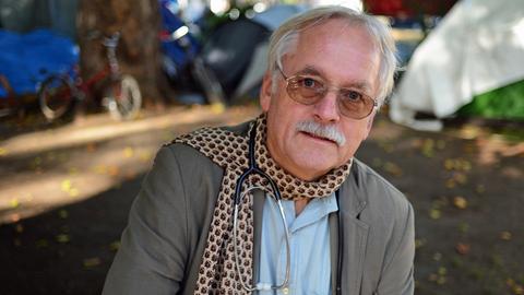 Der Arzt Peter Hauber sitzt im Oktober 2013 im Flüchtlingscamp auf dem Oranienplatz in Berlin.