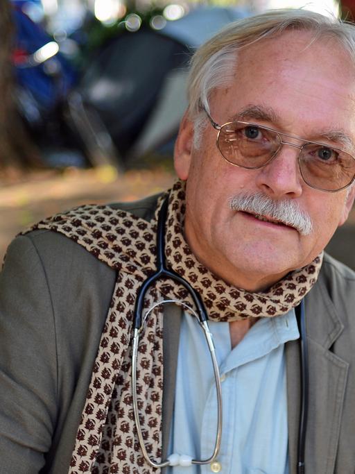 Der Arzt Peter Hauber sitzt im Oktober 2013 im Flüchtlingscamp auf dem Oranienplatz in Berlin.