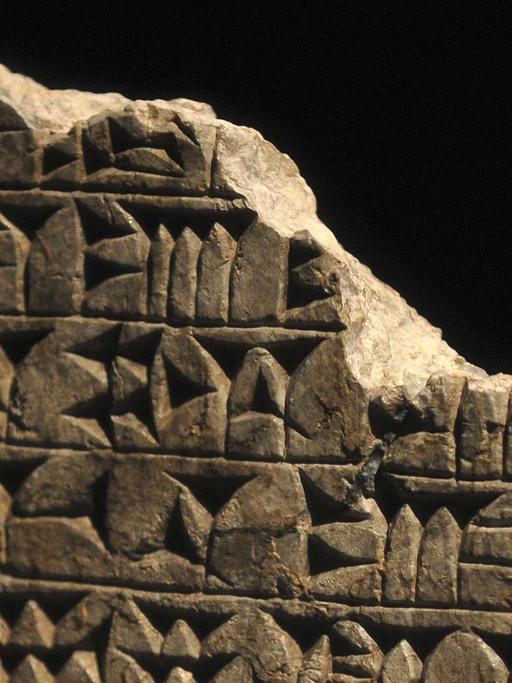 Eine Fragment mir assyrischer Keilschrift aus dem 8. oder 7. Jahrhundert v. Chr.