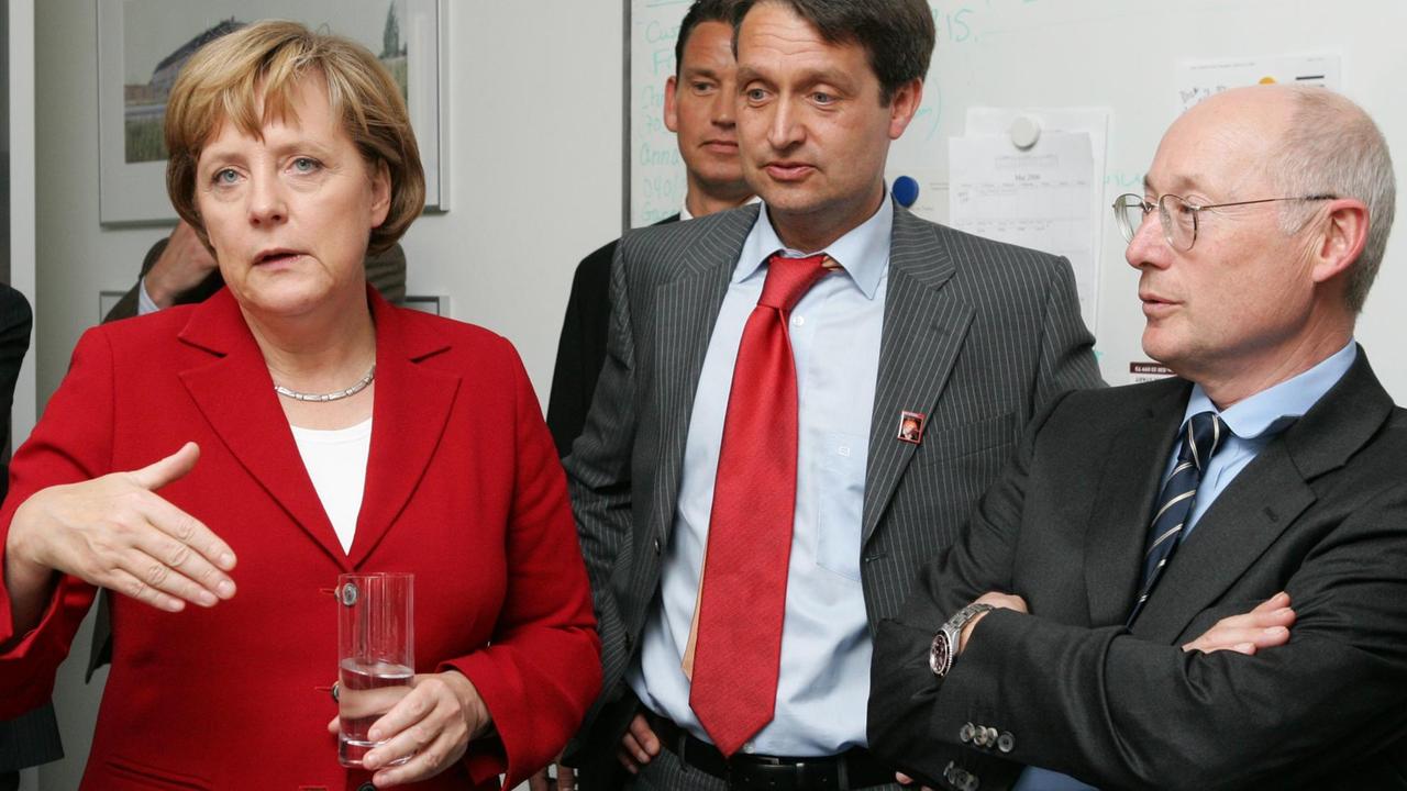 Bundeskanzlerin Angela Merkel und der Bürochef des Polit-Magazins "Der Spiegel". Gabor Steingart, sowie dessen Chefredakteur Stefan Aust (r) stehen am 08.05.2006 in Berlin in den "Spiegel"-Redaktionsräumen am Brandenburger Tor. Z Foto: Soeren Stache +++(c) dpa - Report+++