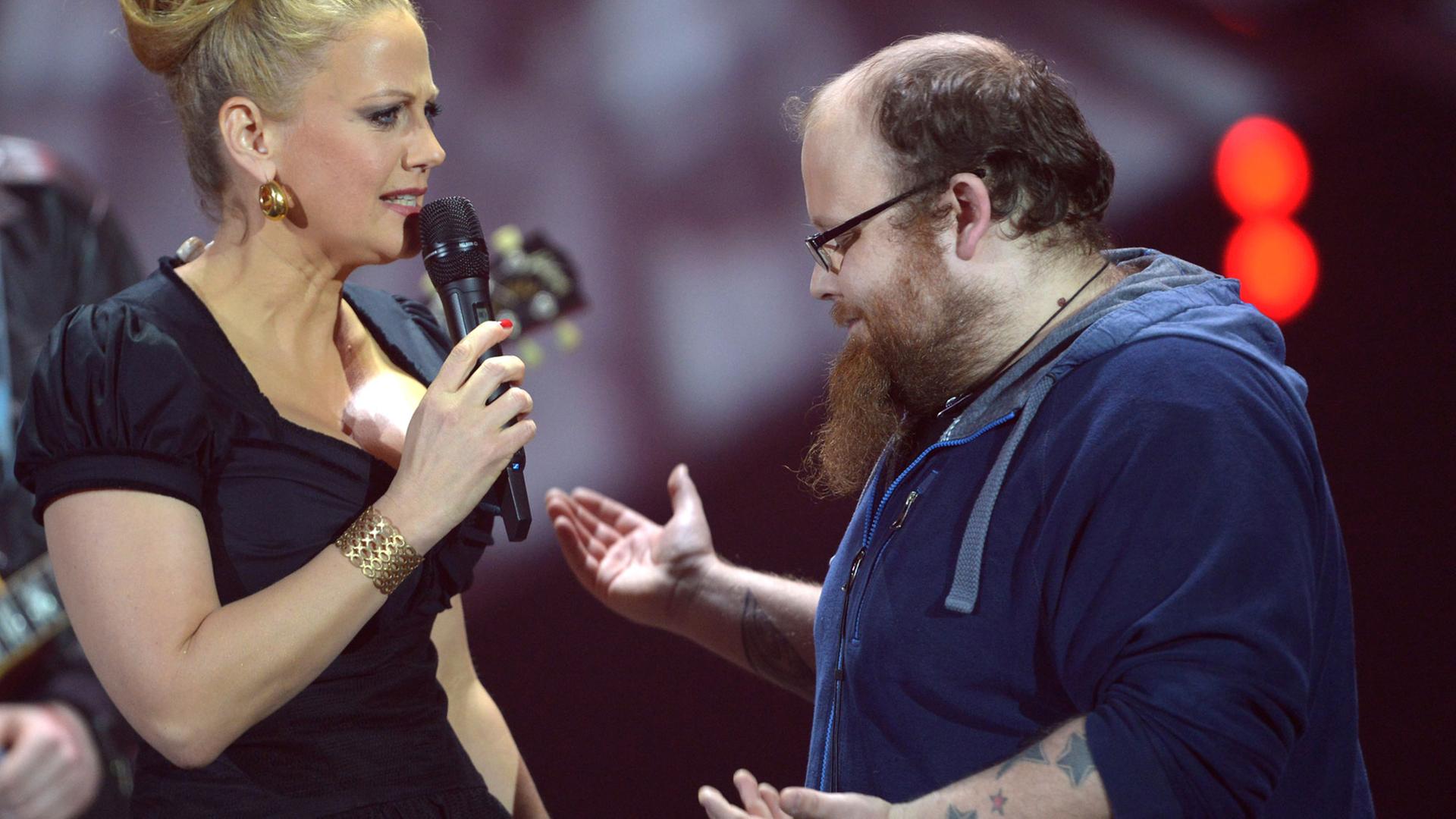 Andreas Kümmert beim ESC-Vorentscheid mit Moderatorin Barbara Schöneberger Andreas Kümmert beim ESC-Vorentscheid mit Moderatorin Barbara Schöneberger