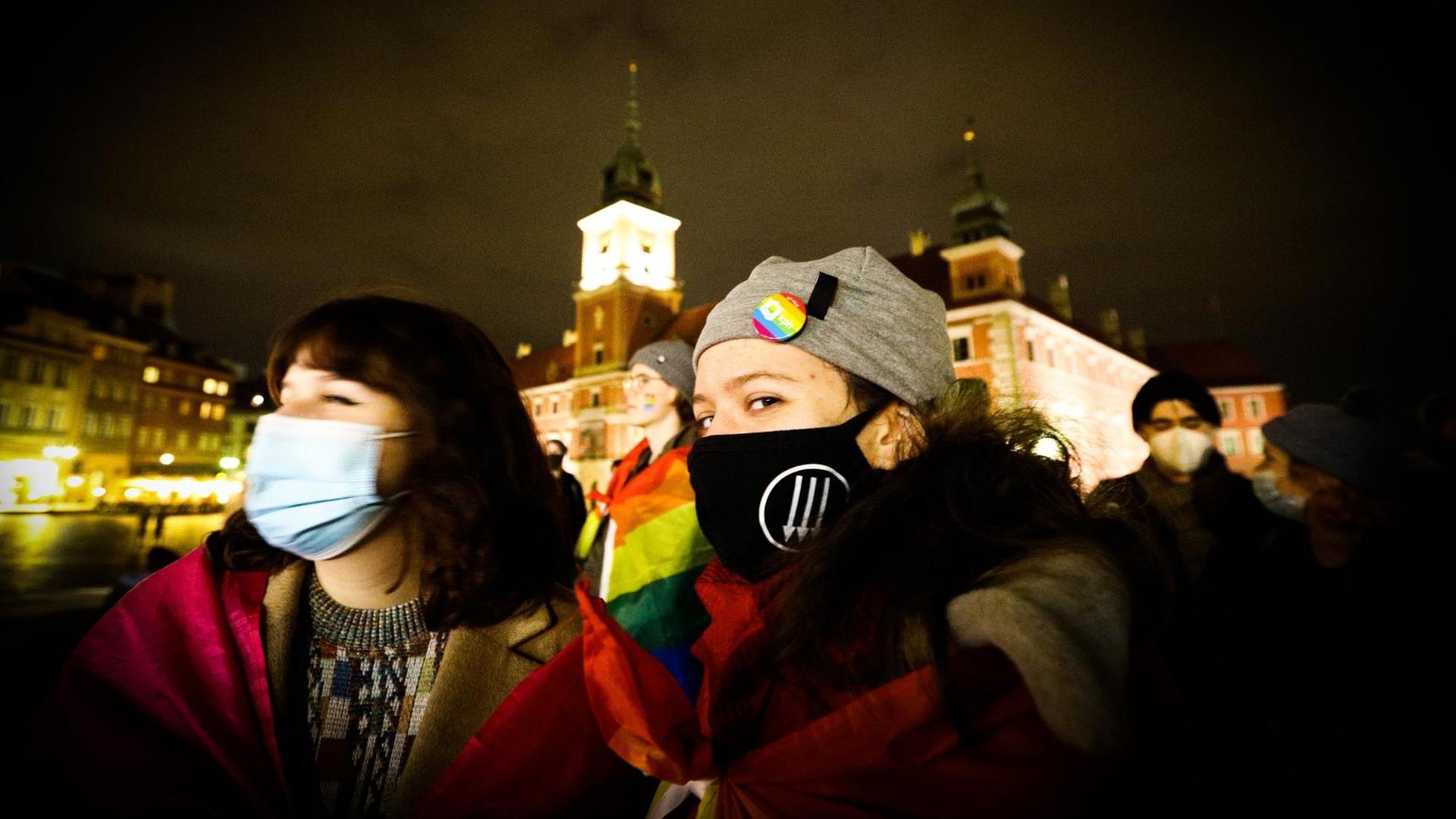 Demonstrantinnen am Abend in Warschau, die gegen die Diskriminierung von LGBT auf die Straße gehen. Demonstrantinnen am Abend in Warschau, die gegen die Diskriminierung von LGBT auf die Straße gehen.