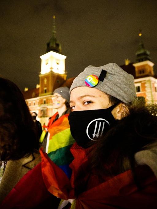 Demonstrantinnen am Abend in Warschau, die gegen die Diskriminierung von LGBT auf die Straße gehen.
