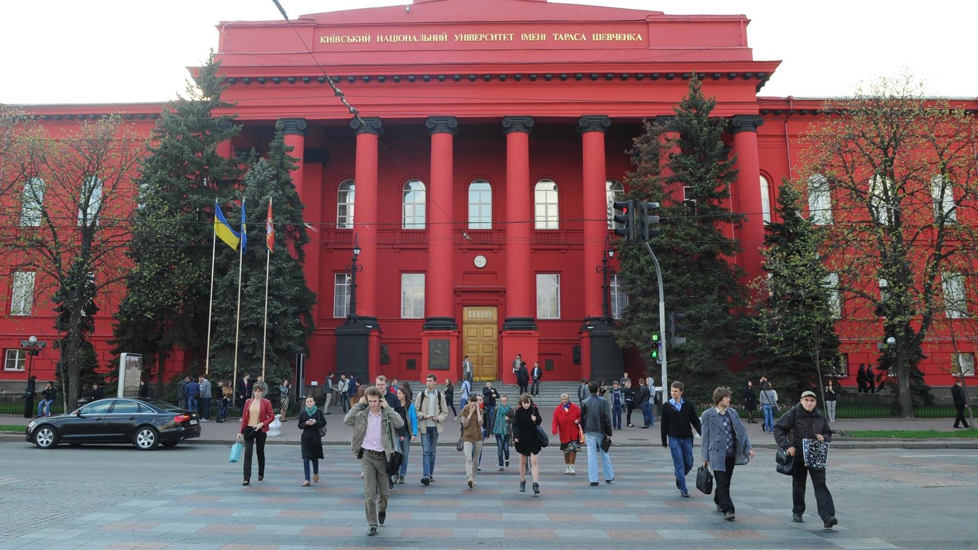 Das rote Hauptgebäude der Universität von Kiew mit dem Namen Nationale Taras-Schewtschenko-Universität Kiew.