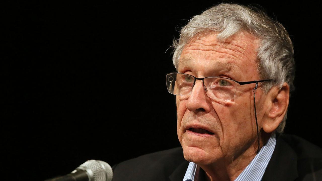 Buchcover "Liebe Fanatiker" und "Wo die Schakale heulen" von Amos Oz, im Hintergrund ein Blick durch eine Tür auf die Altstadt von Jerusalem Buchcover "Liebe Fanatiker" und "Wo die Schakale heulen" von Amos Oz, im Hintergrund ein Blick durch eine Tür auf die Altstadt von Jerusalem