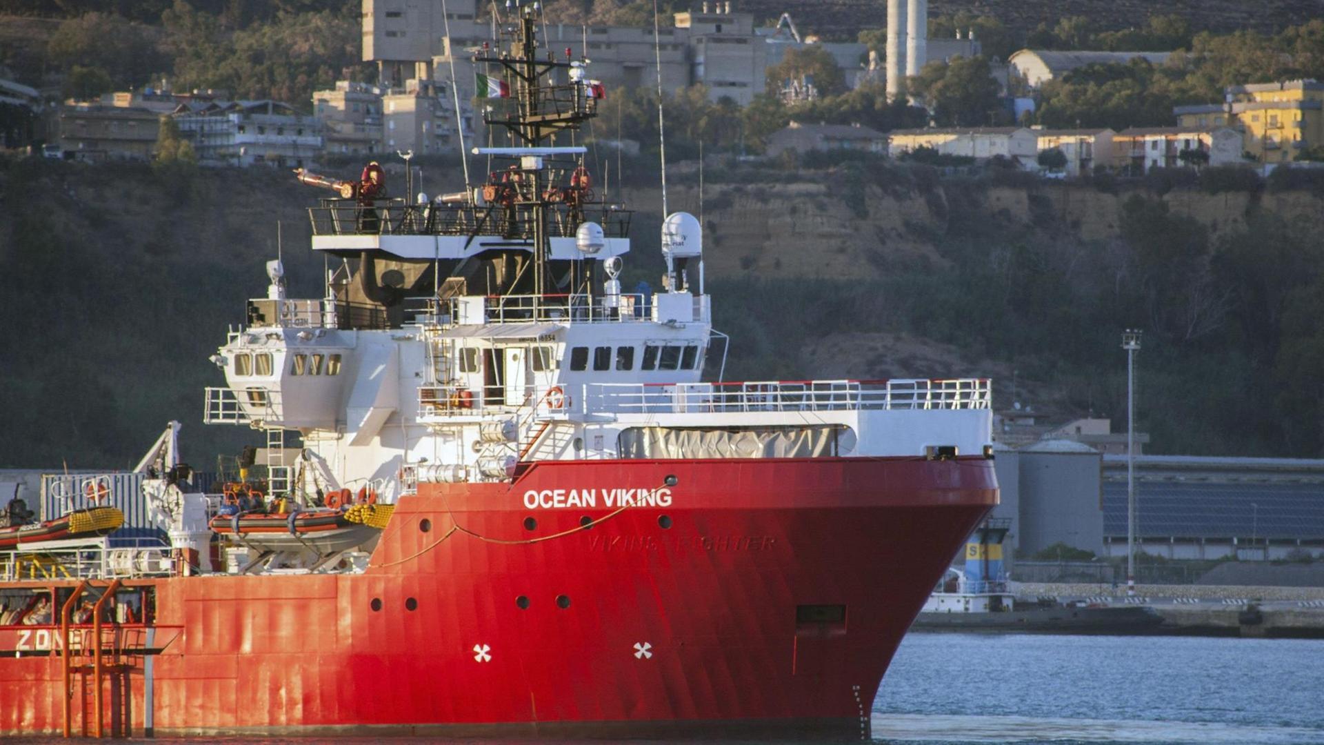 Ein großes rotes Schiff mit der Aufschrift "Ocean Viking" Ein großes rotes Schiff mit der Aufschrift "Ocean Viking"