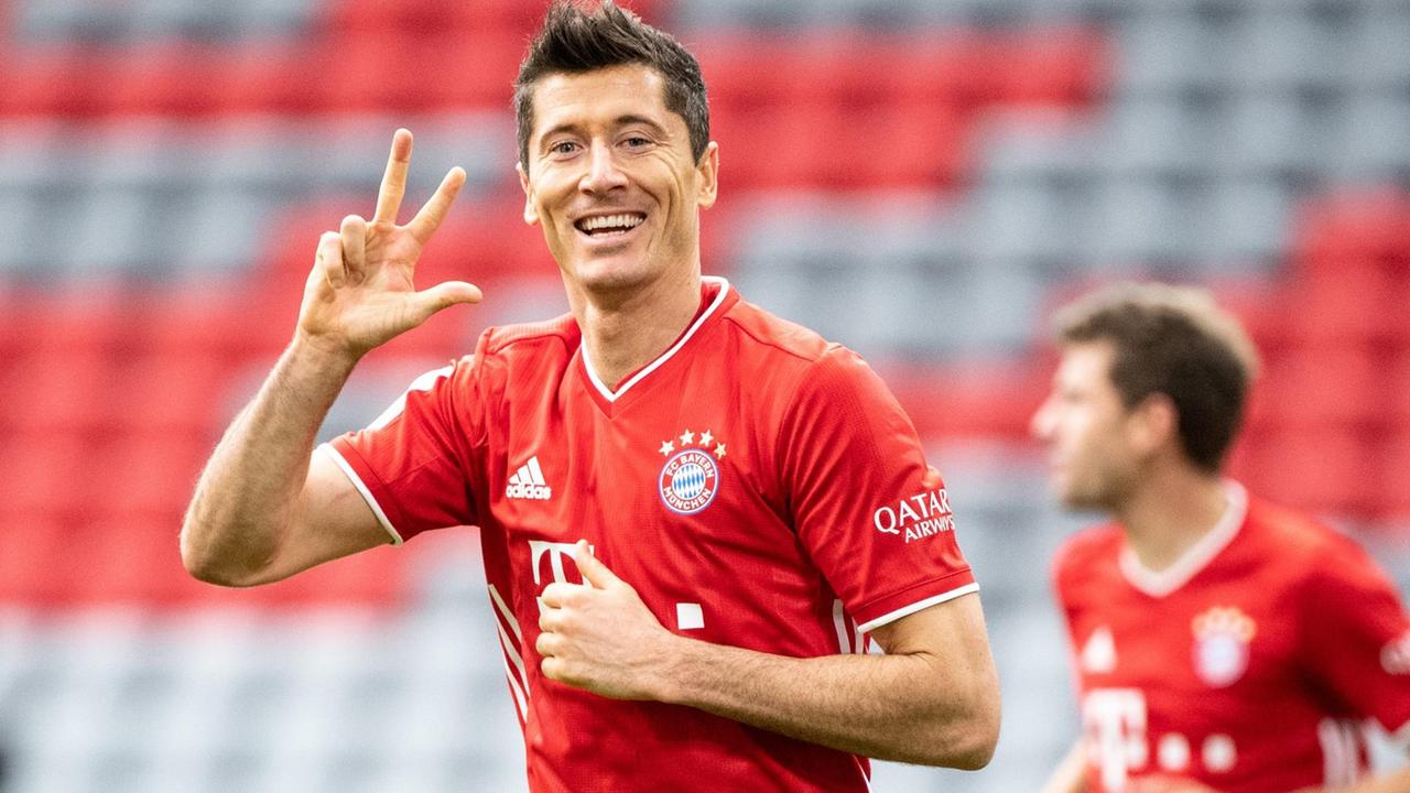 Robert Lewandowski winkt bei einem Fußball-Spiel in die Kamera. Robert Lewandowski winkt bei einem Fußball-Spiel in die Kamera.
