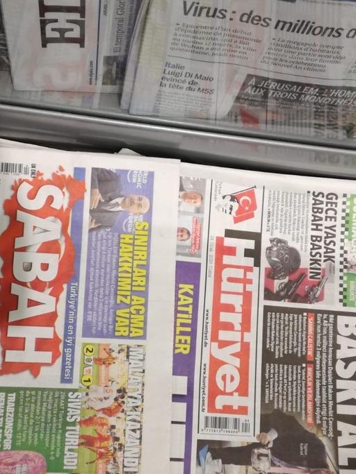 Türkische Zeitungen liegen in einer Auslage