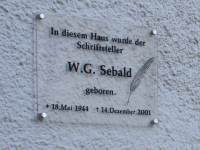 Tafel am Geburtshaus des Schriftstellers W.G. Sebald Tafel am Geburtshaus des Schriftstellers W.G. Sebald