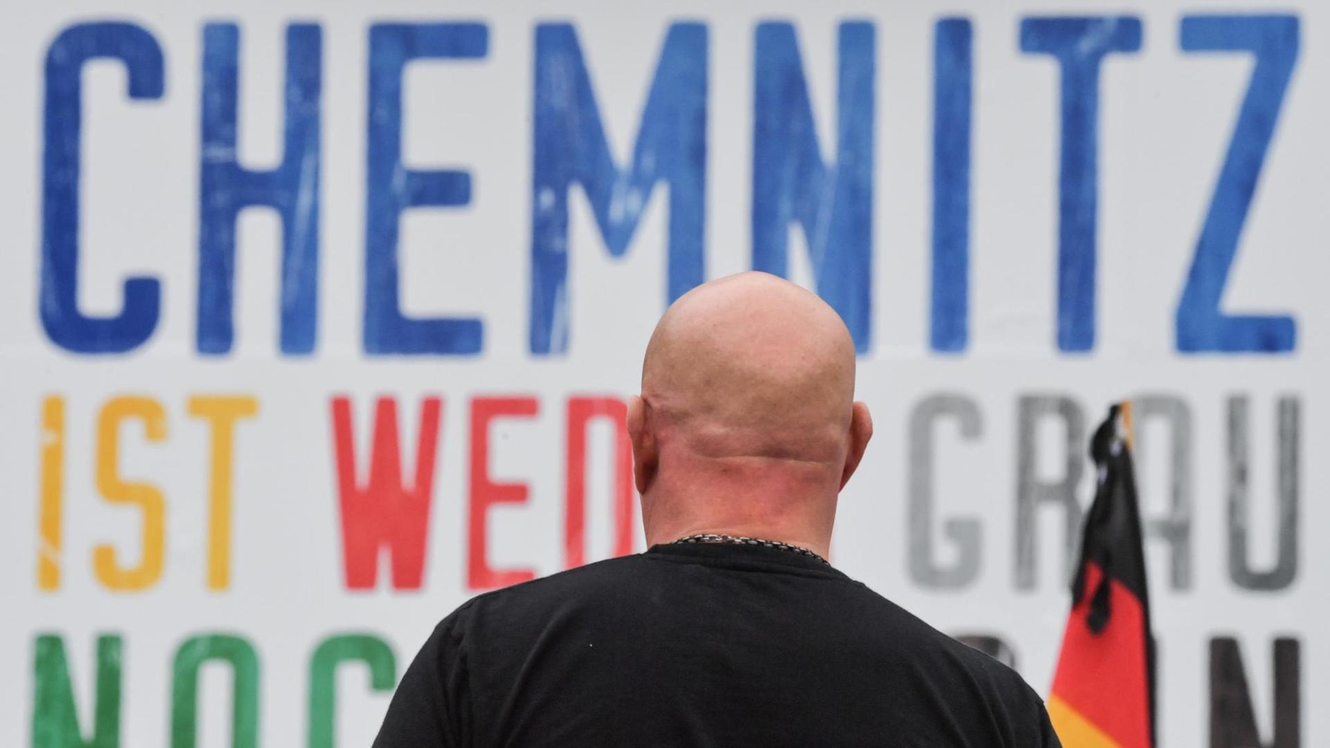 01.09.2018, Sachsen, Chemnitz: Teilnehmer der Kundgebung der rechtspopulistischen Bürgerbewegung Pro Chemnitz versammenln sich vor dem Karl-Marx-Denkmal. Bei den für den 01.09.2018 angekündigten Demonstrationen rechnet die sächsische Polizei mit einer hohen Zahl von Teilnehmern. Foto: Boris Roessler/dpa | Verwendung weltweit 01.09.2018, Sachsen, Chemnitz: Teilnehmer der Kundgebung der rechtspopulistischen Bürgerbewegung Pro Chemnitz versammenln sich vor dem Karl-Marx-Denkmal. Bei den für den 01.09.2018 angekündigten Demonstrationen rechnet die sächsische Polizei mit einer hohen Zahl von Teilnehmern. Foto: Boris Roessler/dpa | Verwendung weltweit