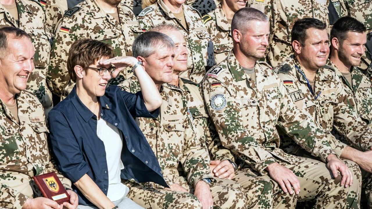 Verteidigungsministerin Kramp-Karrenbauer im Nordirak, wo Soldaten der Bundeswehr stationiert sind, die im Kurdengebiet Peschmerga-Soldaten ausbilden Verteidigungsministerin Kramp-Karrenbauer im Nordirak, wo Soldaten der Bundeswehr stationiert sind, die im Kurdengebiet Peschmerga-Soldaten ausbilden
