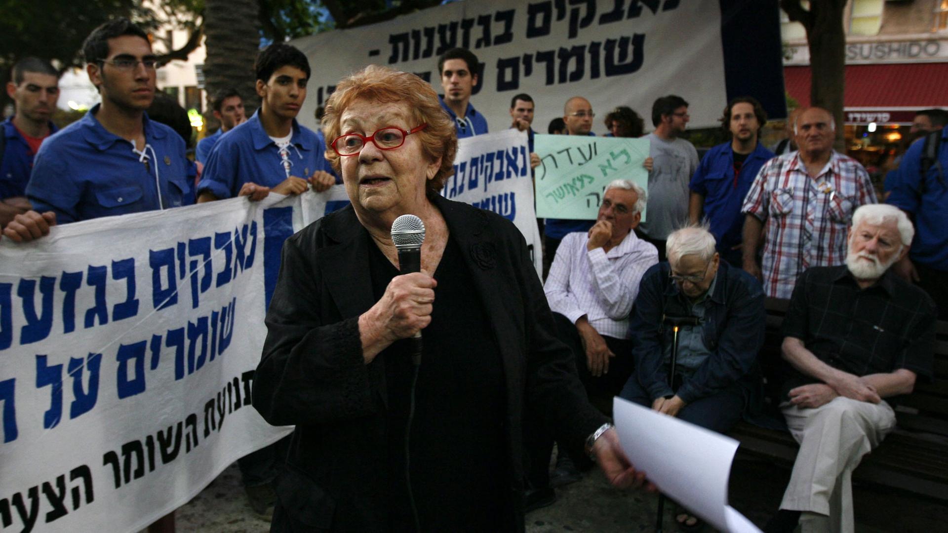 Die israelische Schauspielerin Channa Maron (1923 - 2014) spricht am 24.11.2010 bei einer Demonstration in Tel Aviv. Die israelische Schauspielerin Channa Maron (1923 - 2014) spricht am 24.11.2010 bei einer Demonstration in Tel Aviv.