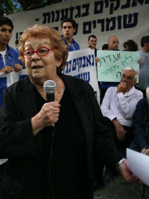 Die israelische Schauspielerin Channa Maron (1923 - 2014) spricht am 24.11.2010 bei einer Demonstration in Tel Aviv.