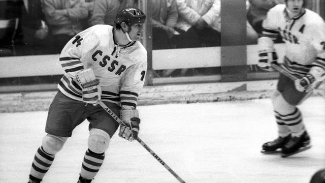 Der tschechische Eishockeyspieler Vaclav Nedomansky bei den Olympischen Winterspiele 1972 in Sapporo