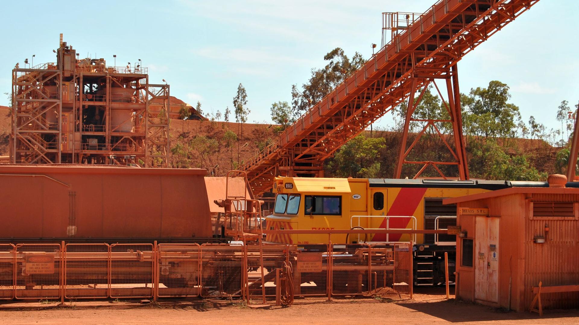 Förderband in einer Bauxit-Mine in Australien