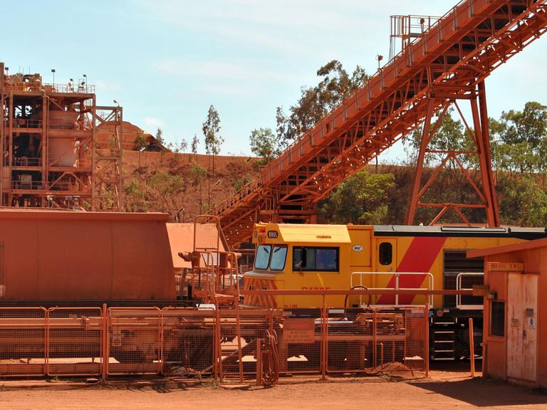 Förderband in einer Bauxit-Mine in Australien