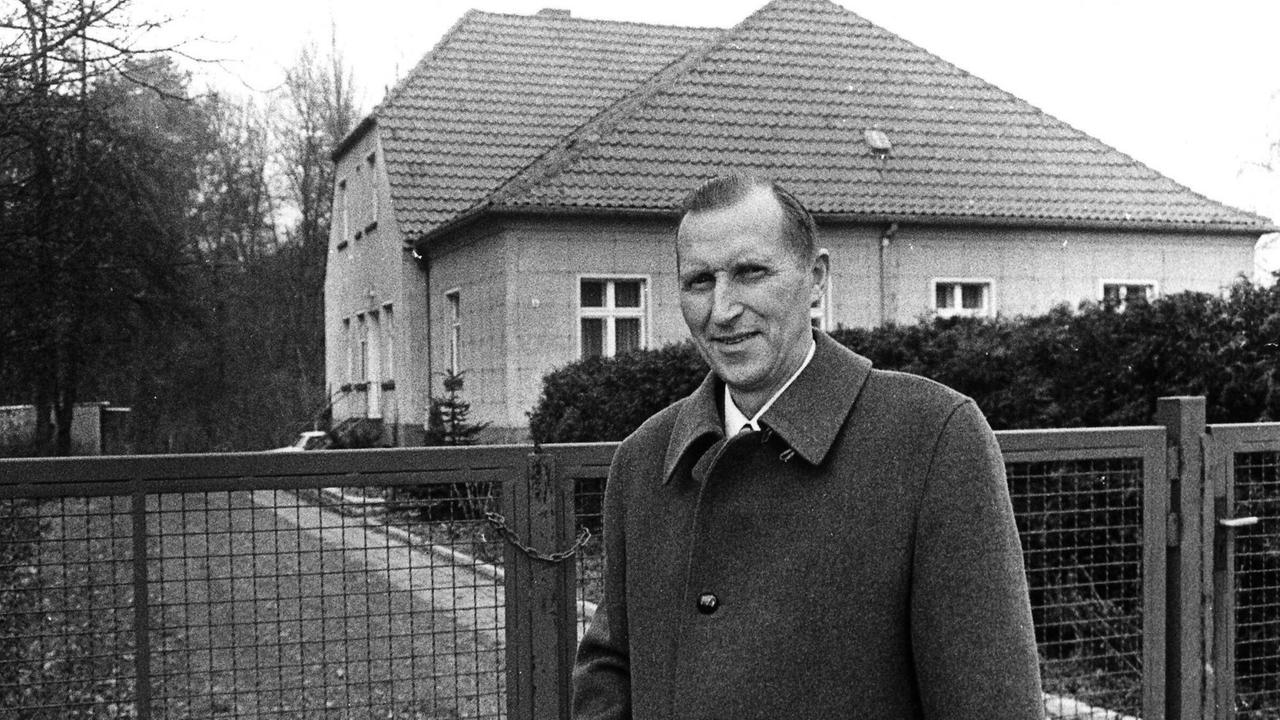 Ein Schwarz-Weiß-Bild von 1990. Uwe Holmer steht vor seinem Wohnhaus, wo er dem Ehepaar Honecker Asyl gewährte. Ein Schwarz-Weiß-Bild von 1990. Uwe Holmer steht vor seinem Wohnhaus, wo er dem Ehepaar Honecker Asyl gewährte.