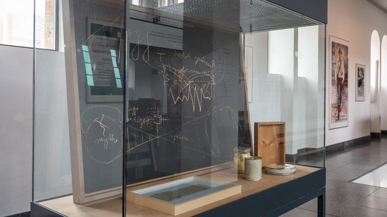 Werke von Joseph Beuys sind in der Ausstellung "Der Erfinder der Elektrizität" in der St. Matthäus-Kirche in Berlin ausgestellt. Werke von Joseph Beuys sind in der Ausstellung "Der Erfinder der Elektrizität" in der St. Matthäus-Kirche in Berlin ausgestellt.