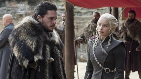 Kit Harington (links) und Emilia Clarke in einer Szene des Finales von "Game of Thrones".