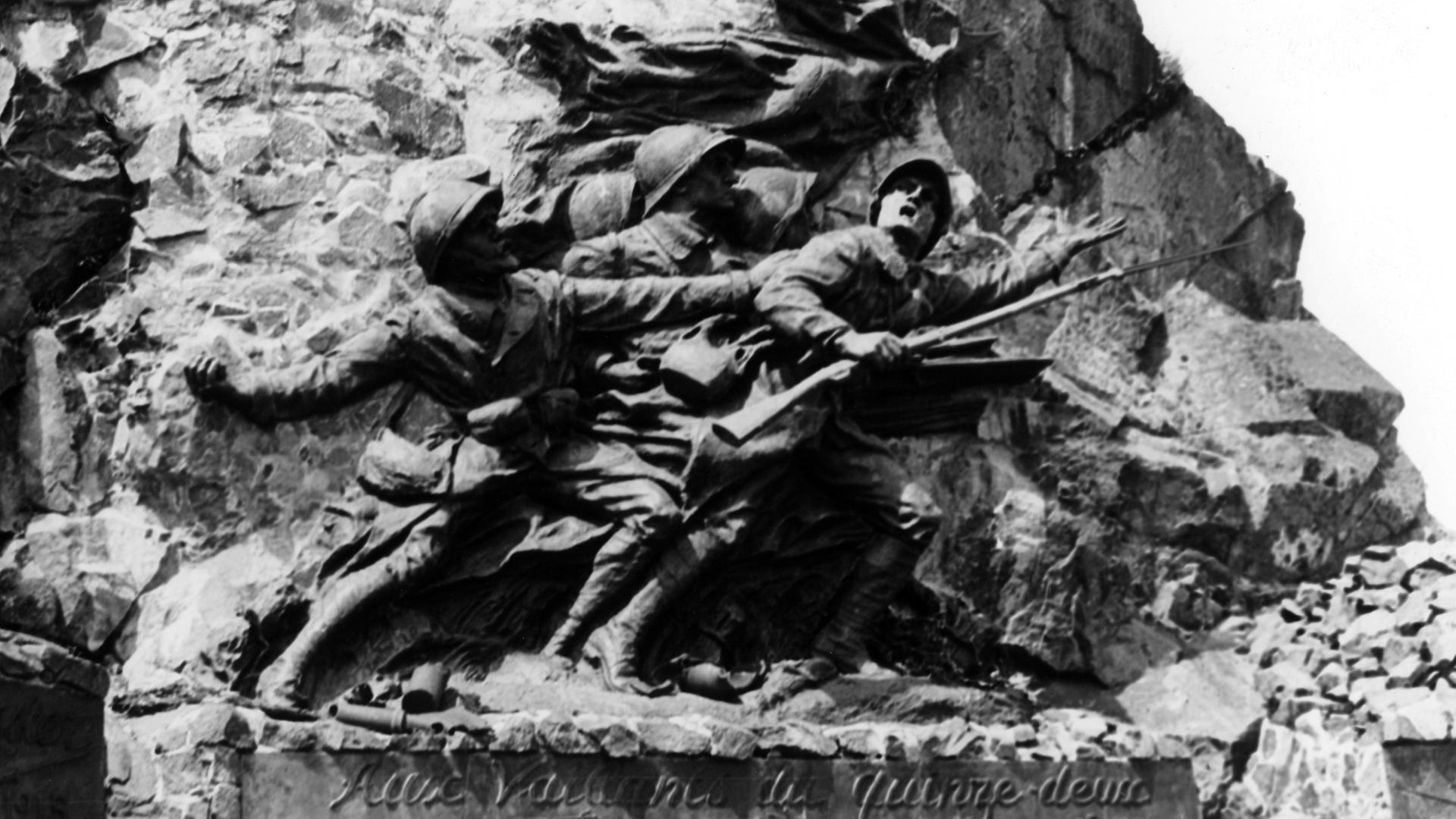 Französisches Denkmal am Hartmannsweilerkopf in den Südvogesen in Frankreich das im 1. Weltkrieg in den Jahren 1914/15 stark umkämpft war. Französisches Denkmal am Hartmannsweilerkopf in den Südvogesen in Frankreich das im 1. Weltkrieg in den Jahren 1914/15 stark umkämpft war.