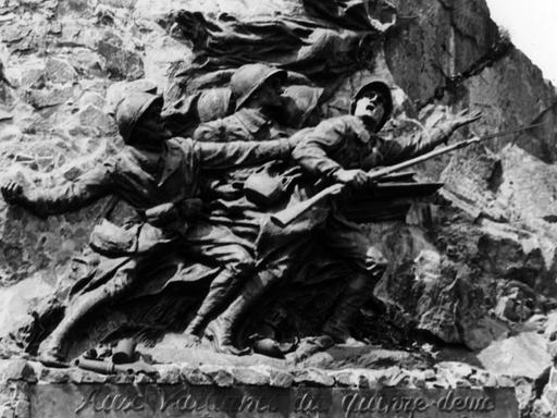Französisches Denkmal am Hartmannsweilerkopf in den Südvogesen in Frankreich das im 1. Weltkrieg in den Jahren 1914/15 stark umkämpft war.