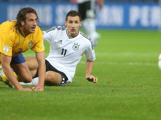 Miroslav Klose (rechts) und Jonas Olsson (links) beim WM-Qualifikationsspiel zwischen Deutschland und Schweden im Jahr 2012