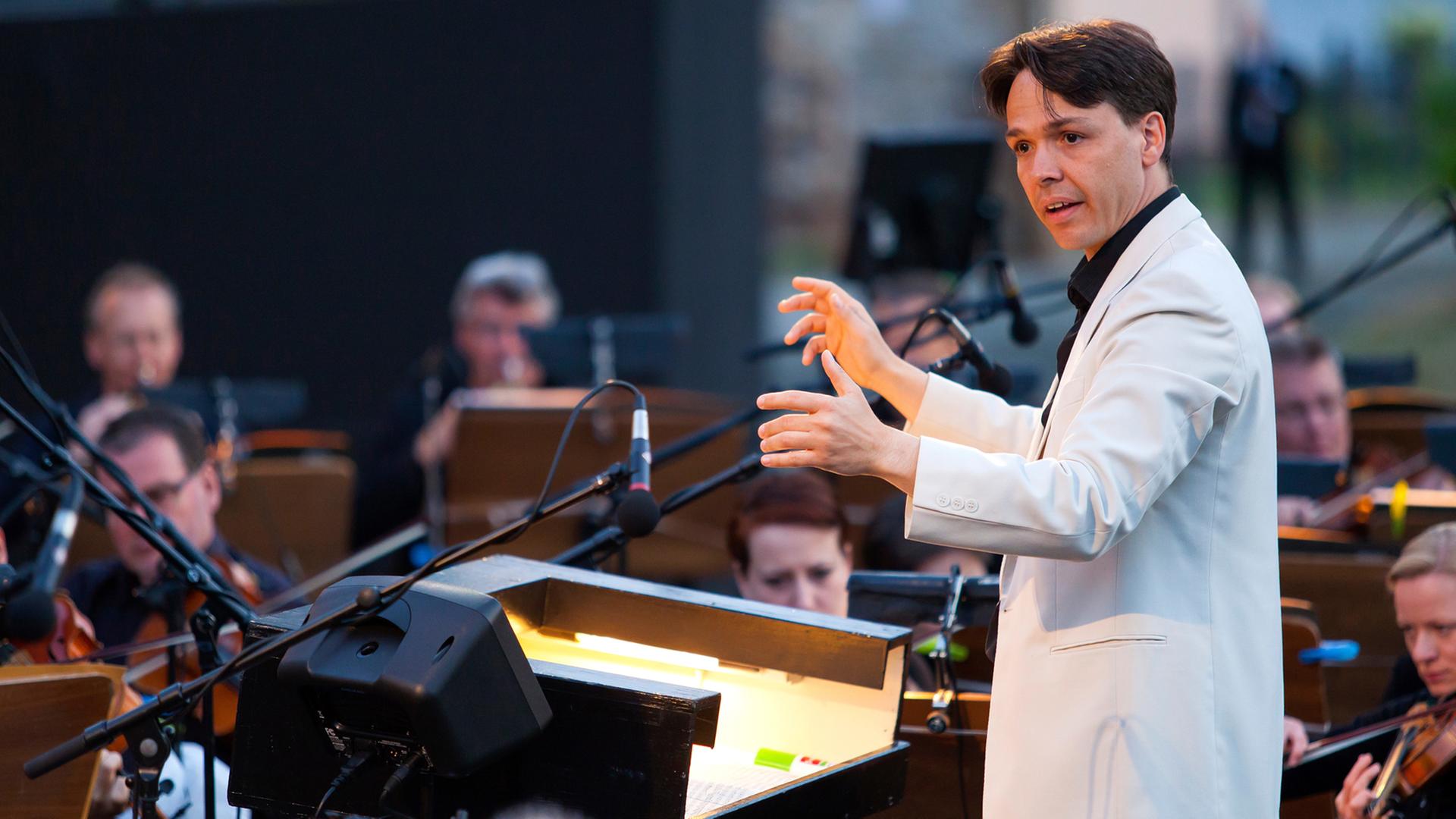 Evan Christ dirigiert die Musiker des Staatstheaters Cottbus. Evan Christ dirigiert die Musiker des Staatstheaters Cottbus.