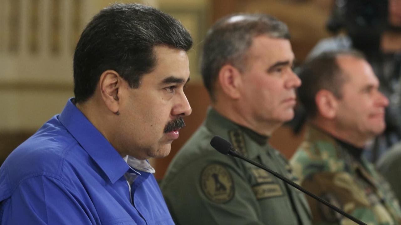 Das Foto des Präsidialamtes in Venezuela zeigt Präsident Maduro (links), daneben Verteidigungsminister General Vladimir Padrino Lopez.